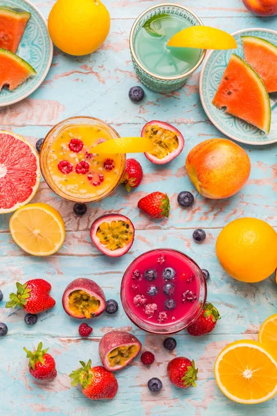 Variation Smoothies Och Uppfriskande Drycker Med Färska Frukter För Varm — Stockfoto