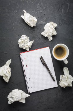 Ofis işyeri - Boş defter ve siyah arka planda kalemle bir fincan kahve