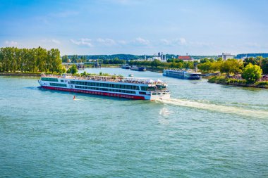 Speyer, Almanya: Ren Nehri 'nde mal taşımacılığı, feribot ve yolcu gemisi ve tekneler