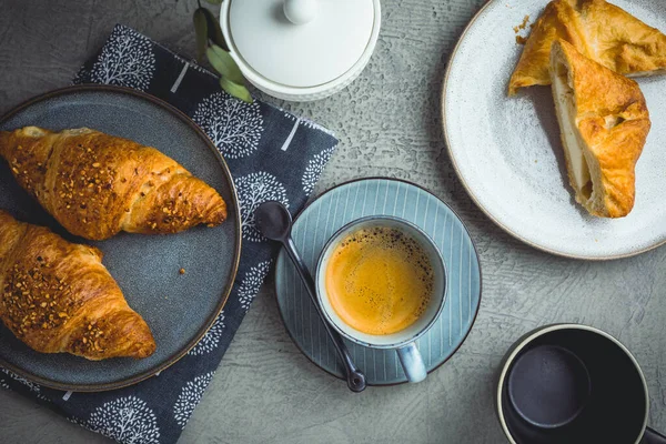 Frühstück Tasse Kaffee Croissants Und Quark Umsatz — Stockfoto