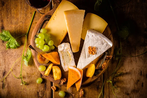 Piatto Formaggio Assortimento Diversi Formaggi Con Bicchiere Vino Rosso Uva — Foto Stock