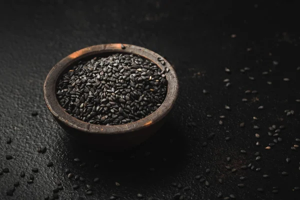 Černá Sezamová Semínka Malé Misce Černém Pozadí — Stock fotografie