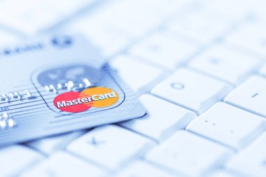 MasterCard marka logolu bilgisayar klavyesinde bir grup kredi kartı
