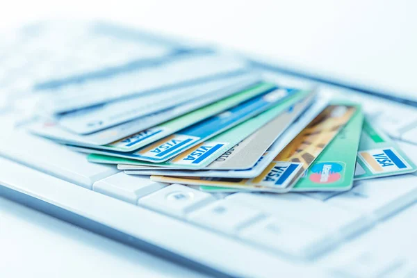 Grupo Tarjetas Crédito Teclado Ordenador Con Logotipos Marca Visa Mastercard — Foto de Stock