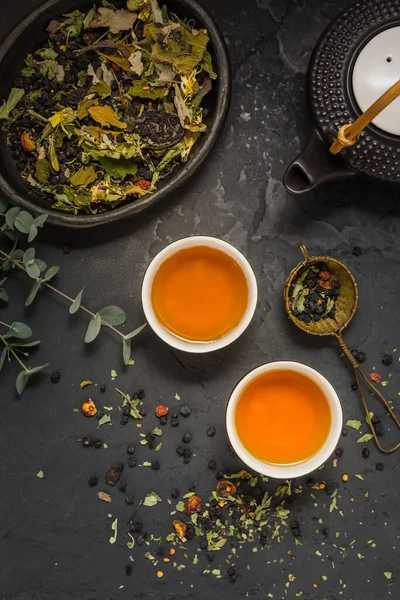 Травяной Чай Чайником Травяные Листья Фоне Черного Камня — стоковое фото