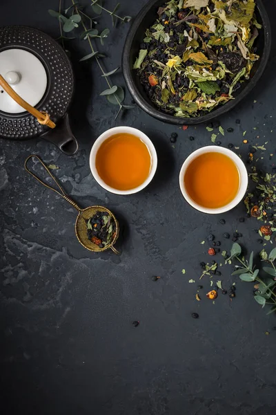 Kräutertee Mit Teekanne Und Kräuterblättern Auf Schwarzem Steinhintergrund — Stockfoto