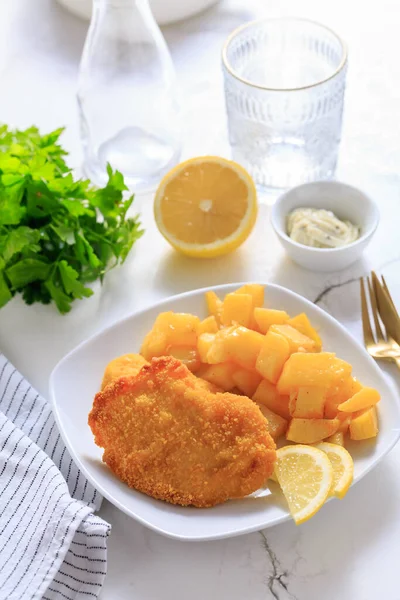 Escalope Pollo Casero Con Papas Horno Mayonesa Limón —  Fotos de Stock