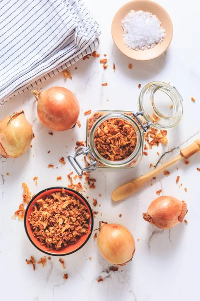 Hacer Cebollas Fritas Caseras Con Ingredientes Mesa Cocina Blanca — Foto de Stock