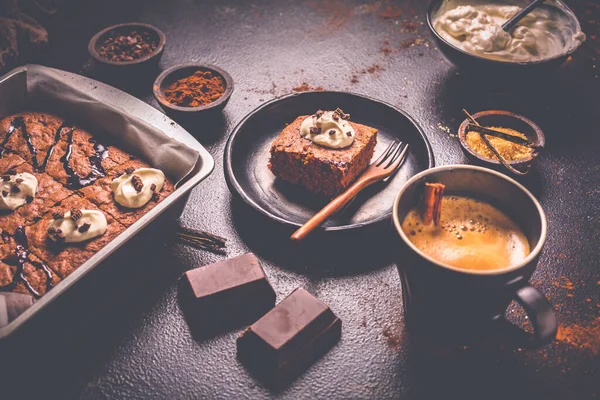 Hausgemachte Brownies Mit Einer Tasse Kaffee Und Backzutaten Auf Braunem — Stockfoto