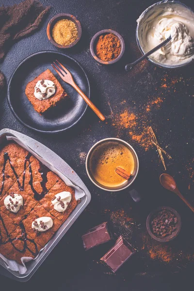 Hausgemachte Brownies Mit Einer Tasse Kaffee Und Backzutaten Auf Braunem — Stockfoto
