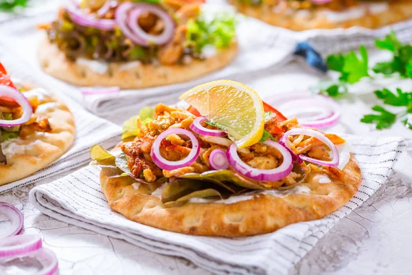 Grieks Gyros Vlees Met Pita Plat Brood Groenten Uien Tzatziki — Stockfoto