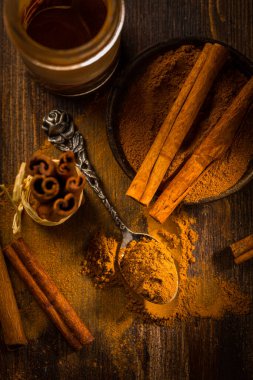 Kahverengi ahşap arka planda pişirmek ve pişirmek için tarçınlı ve zencefilli ekmek çeşidi