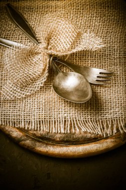 Antika sofra takımı, tahta kesme tahtası ve retro efektli çatal bıçak takımı.