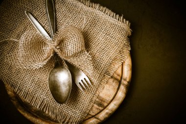 Antika sofra takımı, tahta kesme tahtası ve retro efektli çatal bıçak takımı.