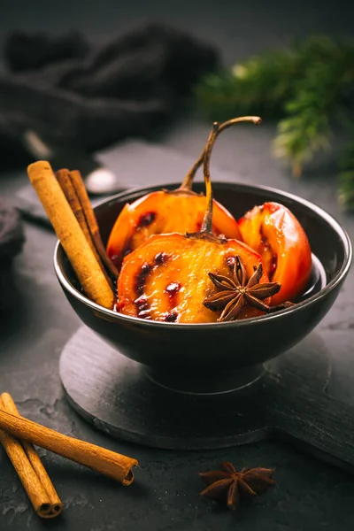 Weihnachtsdessert Flammender Tamarillo Glühweinpunsch Mit Zimt Und Anis Auf Schwarzem — Stockfoto