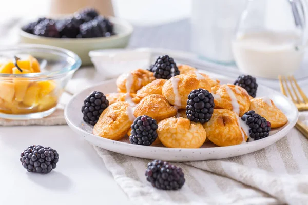 Clătite Mini Olandeze Numite Poffertjes Mure Compot Mere — Fotografie, imagine de stoc