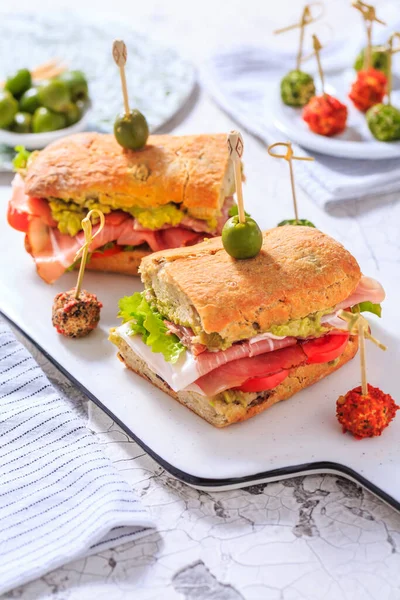 Sandwich Casero Ciabatta Con Guacamole Jamón Lechuga Tomate — Foto de Stock