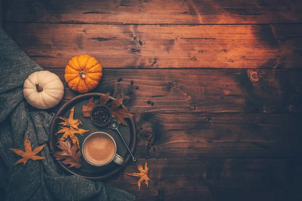 Herbstflach Mit Tasse Kaffee Kürbissen Und Kuscheldecke Auf Holzgrund — Stockfoto