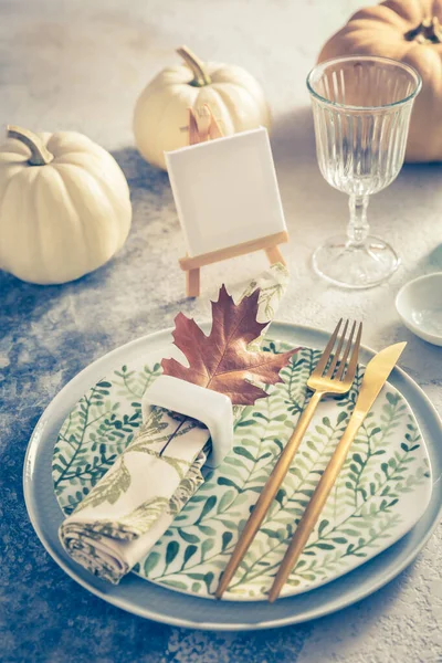 Plaats Setting Voor Thanksgiving Vintage Stijl Met Pompoenen Herfstblad — Stockfoto