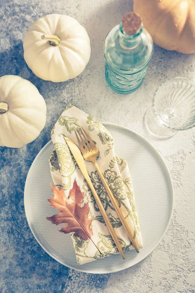 Plaats Setting Voor Thanksgiving Vintage Stijl Met Pompoenen Herfstblad — Stockfoto