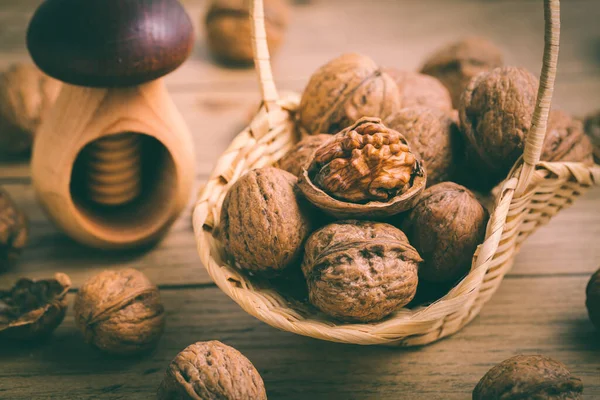 Nozes Orgânicas Com Pequeno Nutcraker Como Ingredientes Cozimento Fundo Madeira — Fotografia de Stock