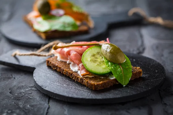 Sandwich Abierto Con Jamón Sobre Pan Negro Pumpernickel Tabla Cortar —  Fotos de Stock