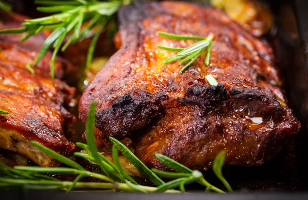 Barbacoa costillas de repuesto con hierbas y verduras — Foto de Stock