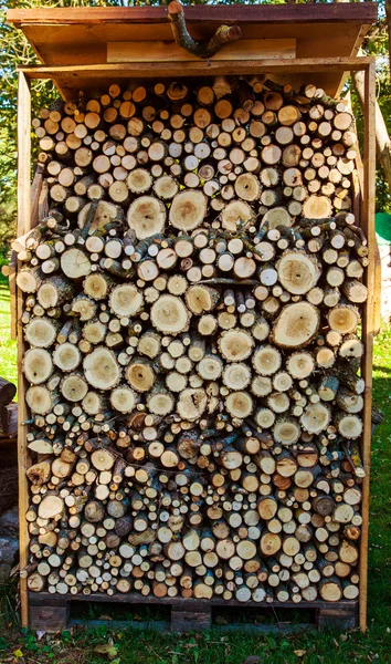 Pile de grumes de bois dans le jardin — Photo