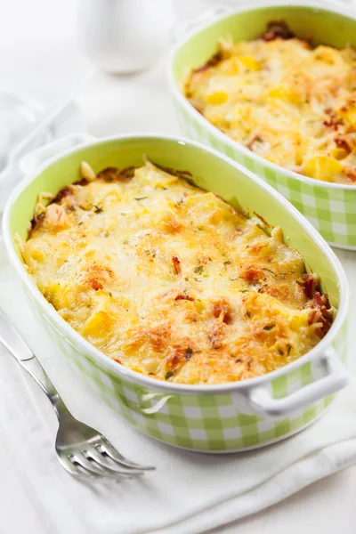 Cazuela con pasta y queso — Foto de Stock