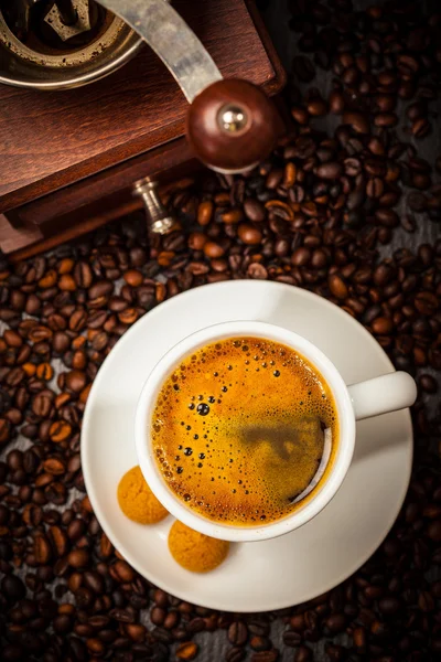 Taza de café expreso en granos de café — Foto de Stock