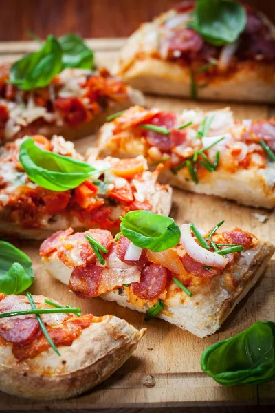 Trek aparat pizza brood — Stockfoto