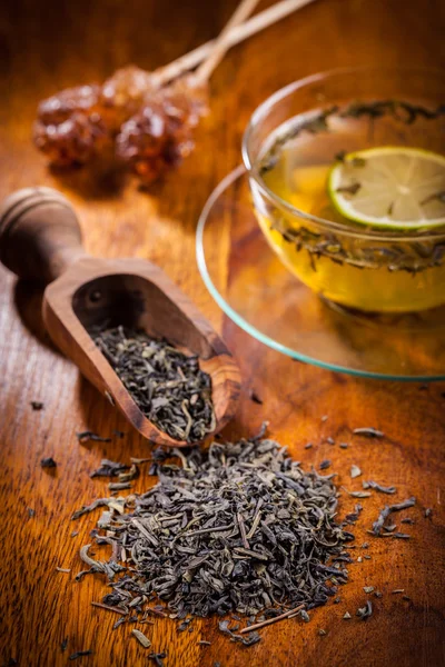 Trockener Tee auf Holztisch — Stockfoto