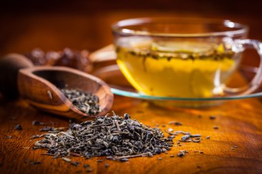 Ahşap masa üzerinde kuru çay