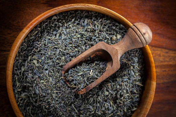 Sucha herbata w drewnianej misce — Zdjęcie stockowe