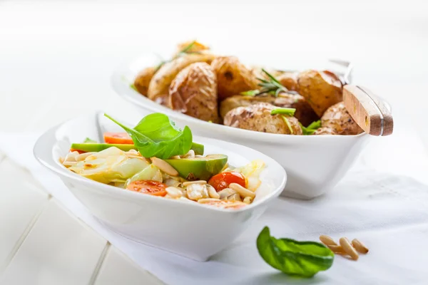 キャベツ サラダ アボカドとオーブン ポテト — ストック写真