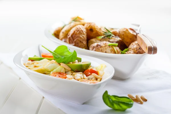 Cabbage salad with avocado and oven potatoes — Stock Photo, Image