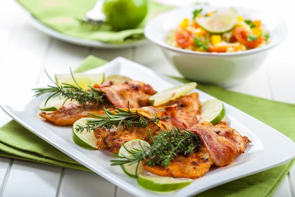 Pechuga de pollo con hierbas — Foto de Stock