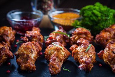 Barbekü tavuk kanadı baharat ve daldırma ile