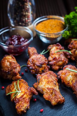Barbekü tavuk kanadı baharat ve daldırma ile
