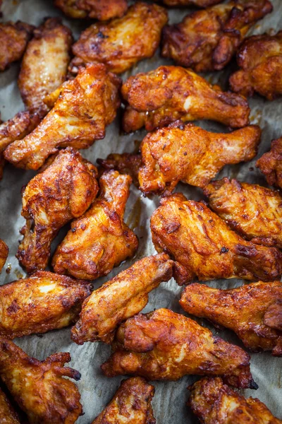 Kippenvleugels op het bakken blad — Stockfoto