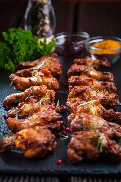 Barbekü tavuk kanadı baharat ve daldırma ile