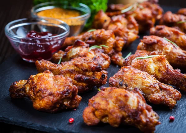 Alitas de pollo BBQ con especias y salsa — Foto de Stock