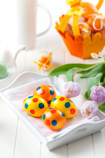 Easter eggs with spring flowers — Stock Photo, Image