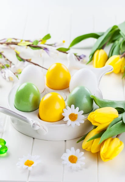 Ovos de Páscoa com flores de primavera — Fotografia de Stock