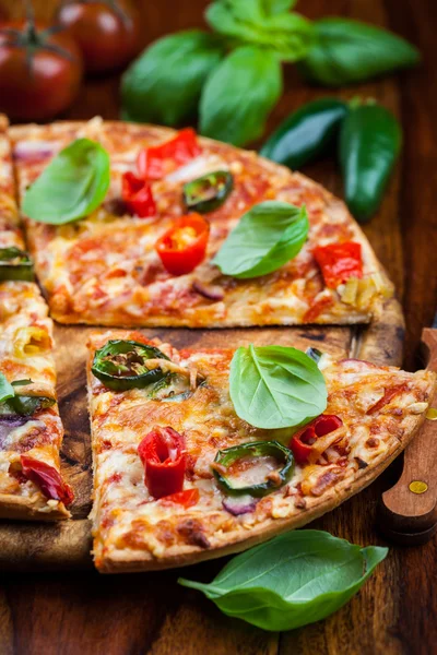 Sıcak biber pizza ile jalapenos — Stok fotoğraf