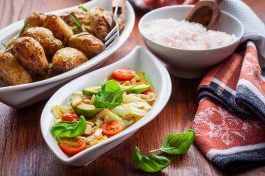 Lahana salatası avokado ve fırın patates 