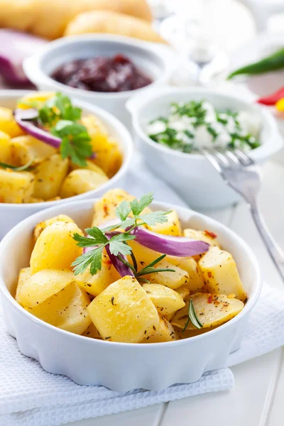 Patatas al horno con chutney y crema agria — Foto de Stock