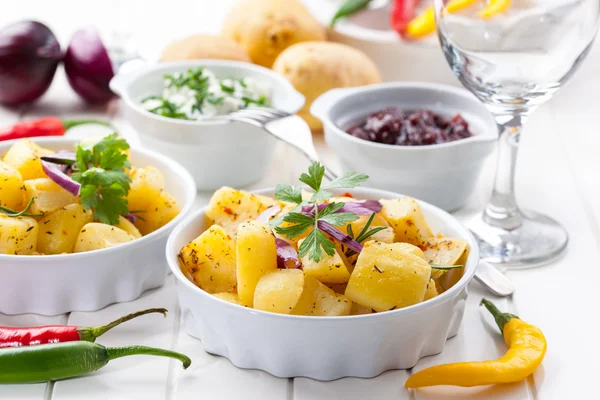 Bratkartoffeln mit Chutney und saurer Sahne — Stockfoto