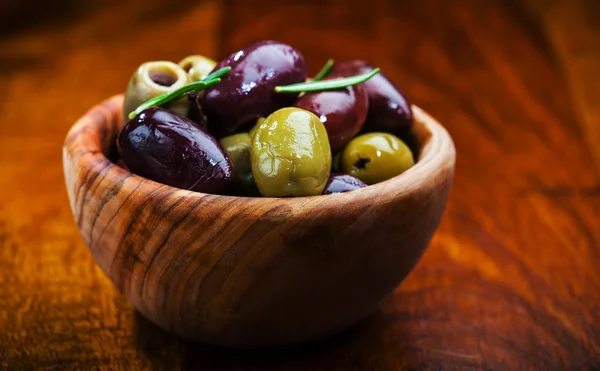 Olives vertes et noires — Photo