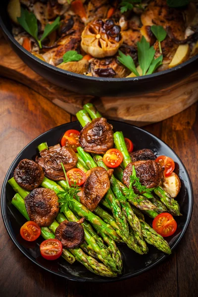 Grön sparris sallad med rostad svamp — Stockfoto